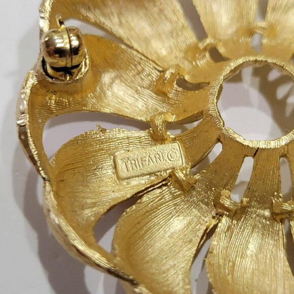Vintage CROWN TRIFARI Spiral Pinwheel Brooch Gold-tone Brushed Texture - Picture 5 of 6